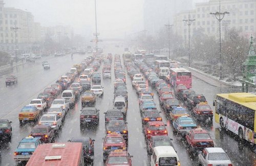 安全大過天 重卡老司機(jī)分享雪天駕車技巧 安全大過天 重卡老司機(jī)分享雪天駕車技巧