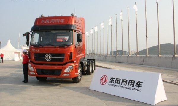 “東風號”亮相活動現(xiàn)場展示的東風天龍重卡 “東風號”亮相活動現(xiàn)場展示的東風天龍重卡