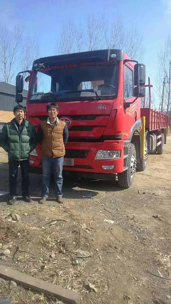 車輛到達客戶手上后與馮經(jīng)理合影 車輛到達客戶手上后與馮經(jīng)理合影