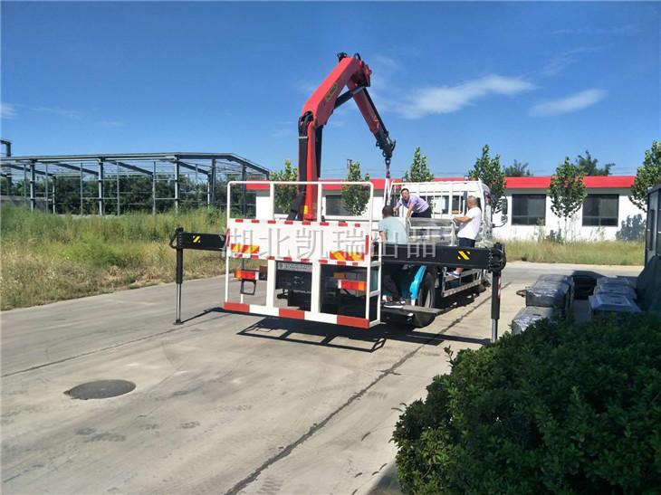 河北省計量監(jiān)督檢測研究院工作人員裝配砝碼 河北省計量監(jiān)督檢測研究院工作人員裝配砝碼