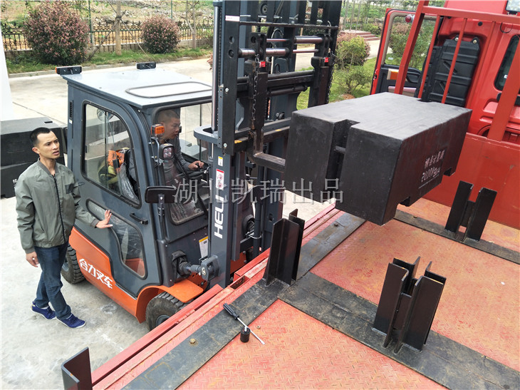 隨車叉車叉運兩噸鑄鐵砝碼 隨車叉車叉運兩噸鑄鐵砝碼