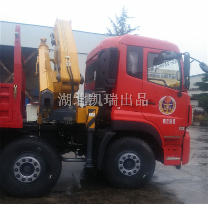 安裝在檢衡車(chē)駕駛室后方的徐工SQ8ZK3Q折臂吊 安裝在檢衡車(chē)駕駛室后方的徐工SQ8ZK3Q折臂吊