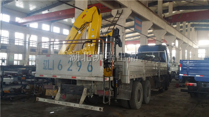 正在進(jìn)行吊機(jī)改造的檢衡車 正在進(jìn)行吊機(jī)改造的檢衡車