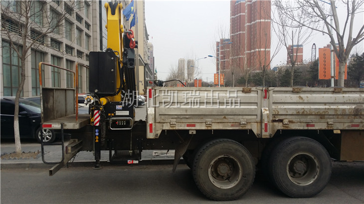 改裝完畢的HB120 E2吊機(jī) 改裝完畢的HB120 E2吊機(jī)