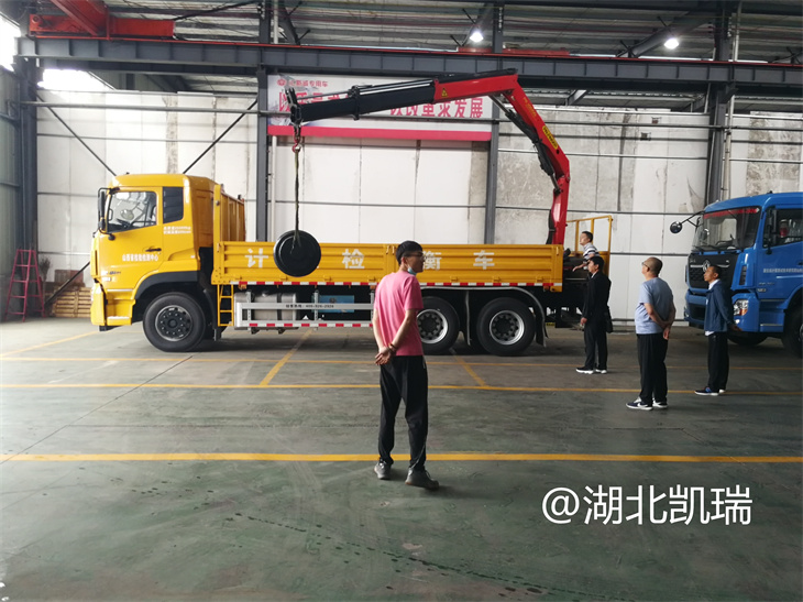 查看檢衡車吊裝大砝碼的運(yùn)行情況 查看檢衡車吊裝大砝碼的運(yùn)行情況