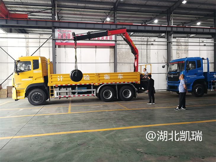 檢衡車吊機(jī)重載停機(jī)查看墜落情況 檢衡車吊機(jī)重載停機(jī)查看墜落情況